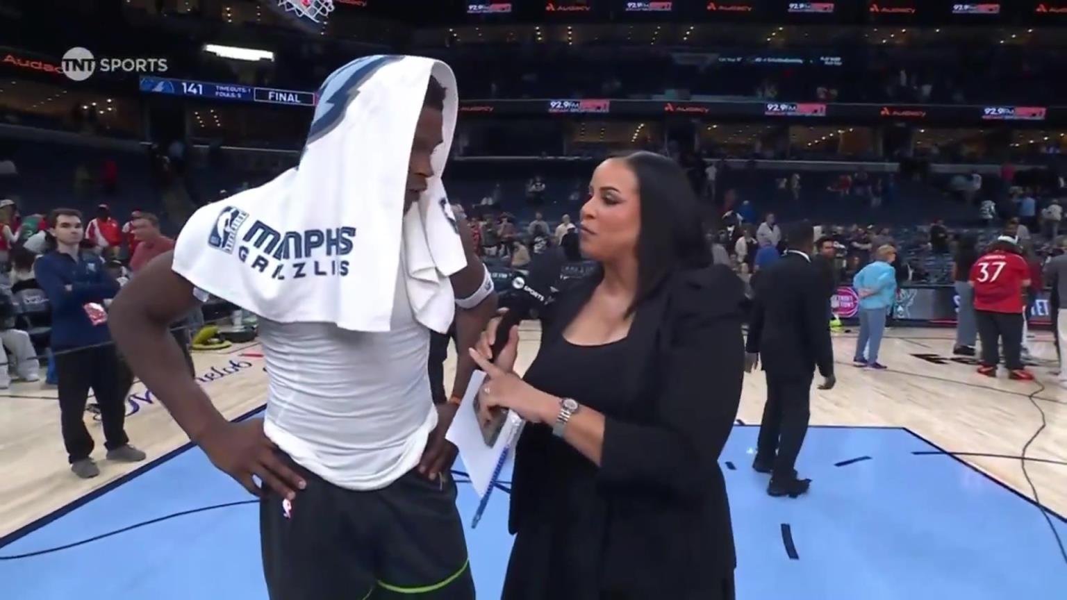 華子賽后接受一位豐滿女記者的采訪！