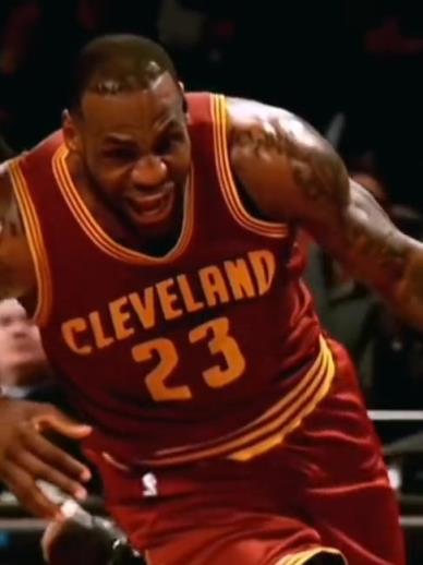 老詹這恐怖的大體格，完美詮釋什么叫“人型坦克”！