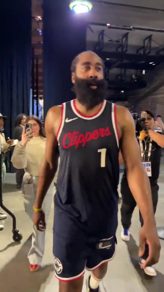 爆砍39分！哈登賽后走入球員通道氣喘吁吁：今天是場艱苦的戰(zhàn)斗