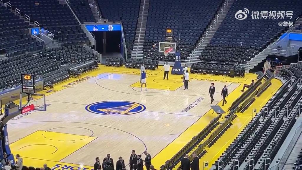 今天沒有得到出場機會！庫明加賽后還留在場地練習投籃