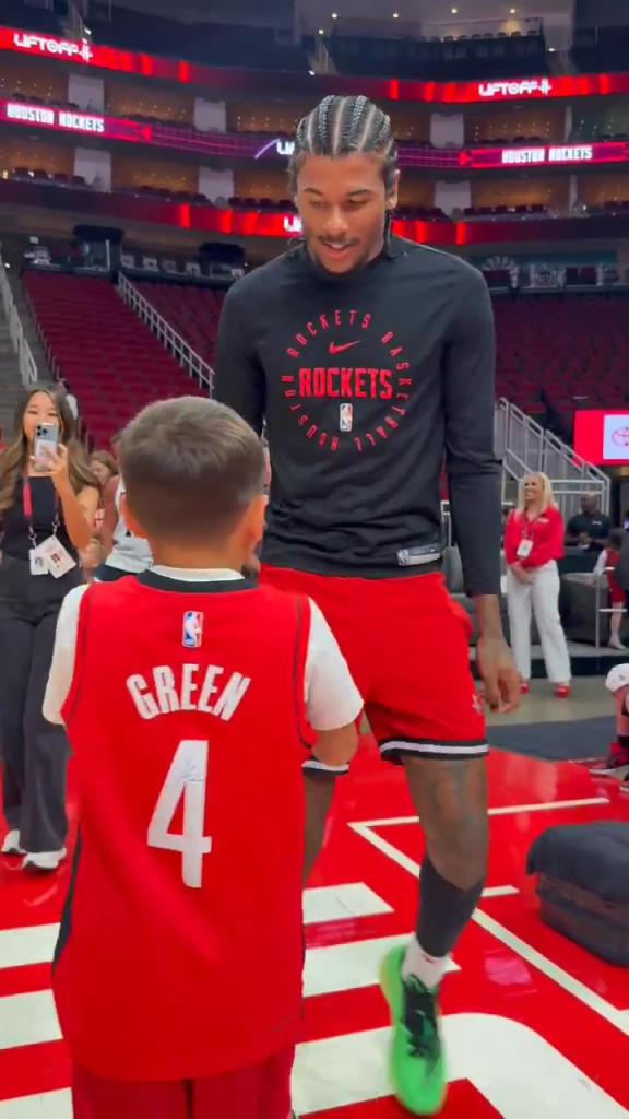 暖心偶像！小球迷賽前得到杰倫格林親簽球鞋球衣