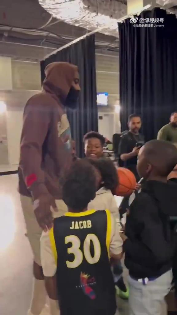 哈登賽后對(duì)小朋友：聽你們家長(zhǎng)的話，總有一天你們也會(huì)打進(jìn)NBA