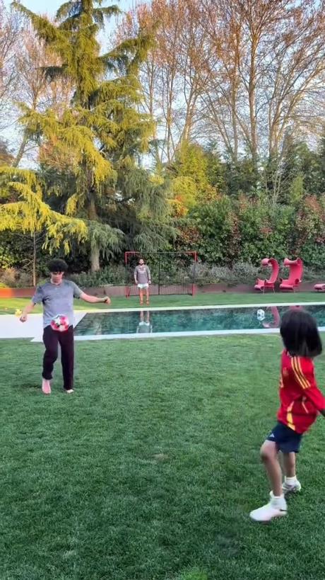 馬塞洛和兒子隔水相傳！大兒子腳法有點(diǎn)東西的！