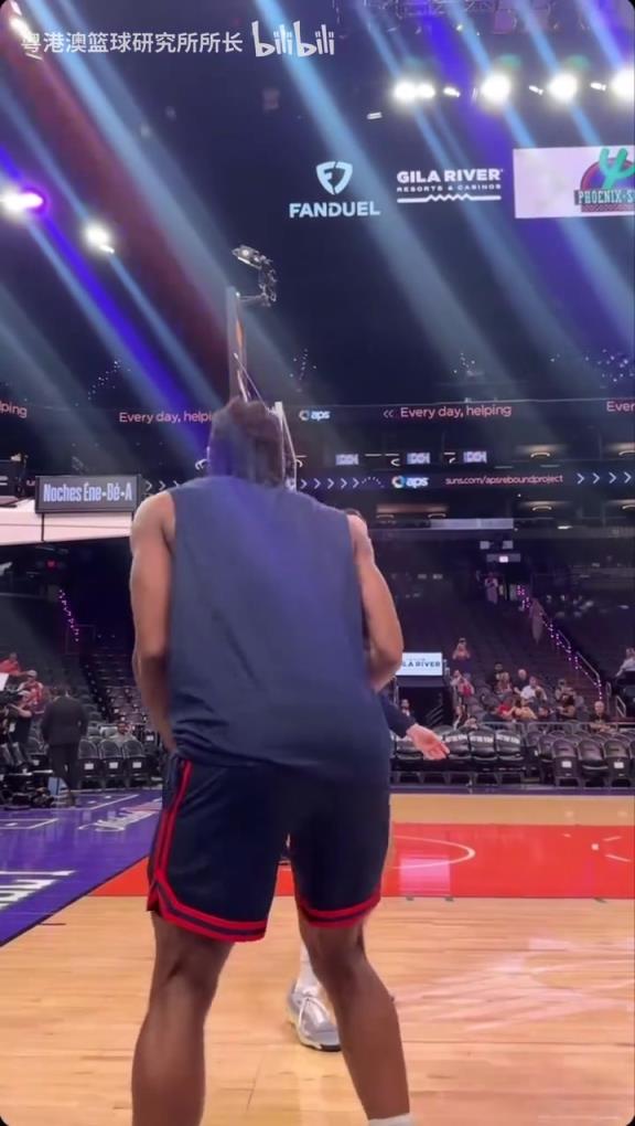 機(jī)器人級(jí)別的靜態(tài)身體！近距離看小卡的賽前熱身！