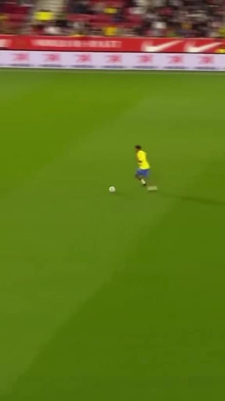 45歲還開(kāi)掛！小羅再現(xiàn)牛尾巴過(guò)人，微笑單挑門將輕松打進(jìn)